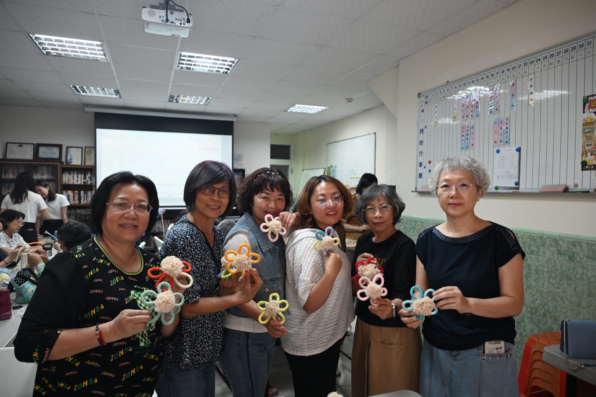 主婦社成員一起製作毛線花