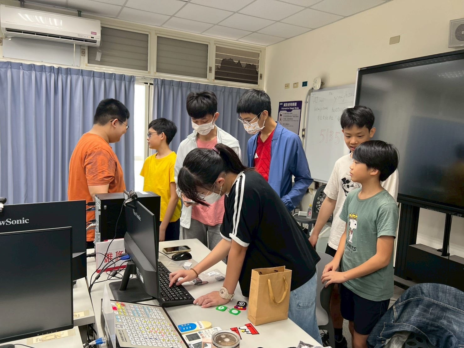 同學圍桌操作NFC貼紙